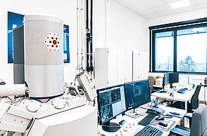 Die Fotos zeigen die Ausstattung der Labore des STI, technische Messgeräte, Mikroskope, Bildschirme und PCs sowie Arbeitsplätze.