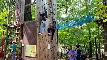 Kinder beim Klettern an einer Kletterwand