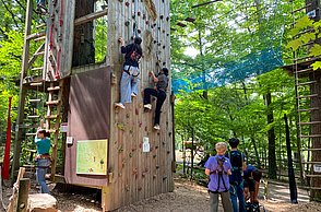 Kinder beim Klettern an einer Kletterwand