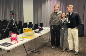 Foto von den Studenten vor ihren Projekten