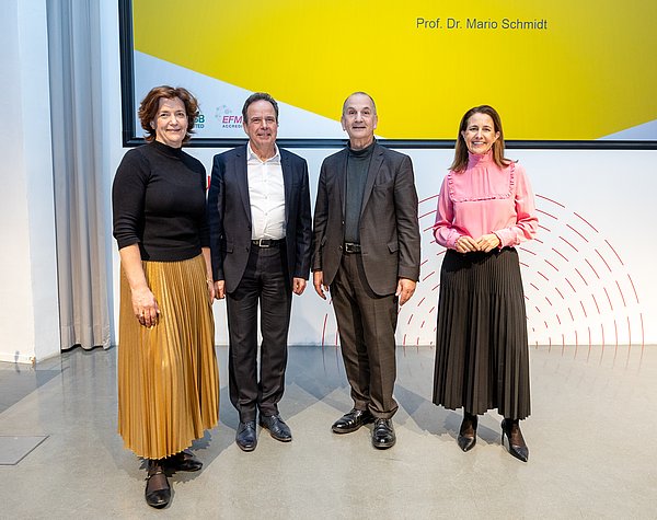 Die Organisatorinnen des Studium Generale lächeln gemeinsam mit dem Hochschulrektor und dem Referenten Mario Schmidt in die Kamera
