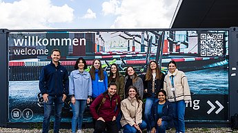 Studierendenteam mit den Unternehmensvertretern