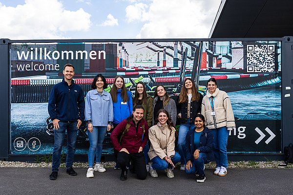students team together with company representatives of Dürr AG