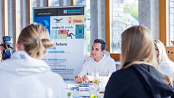 Mitarbeiter von Rutronik im Gespräch