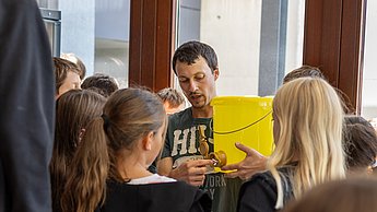 Wie entsteht eigentlich Bienenhonig? Hier zeigt Felix Bischoff den Kindern Gerätschaften dazu.