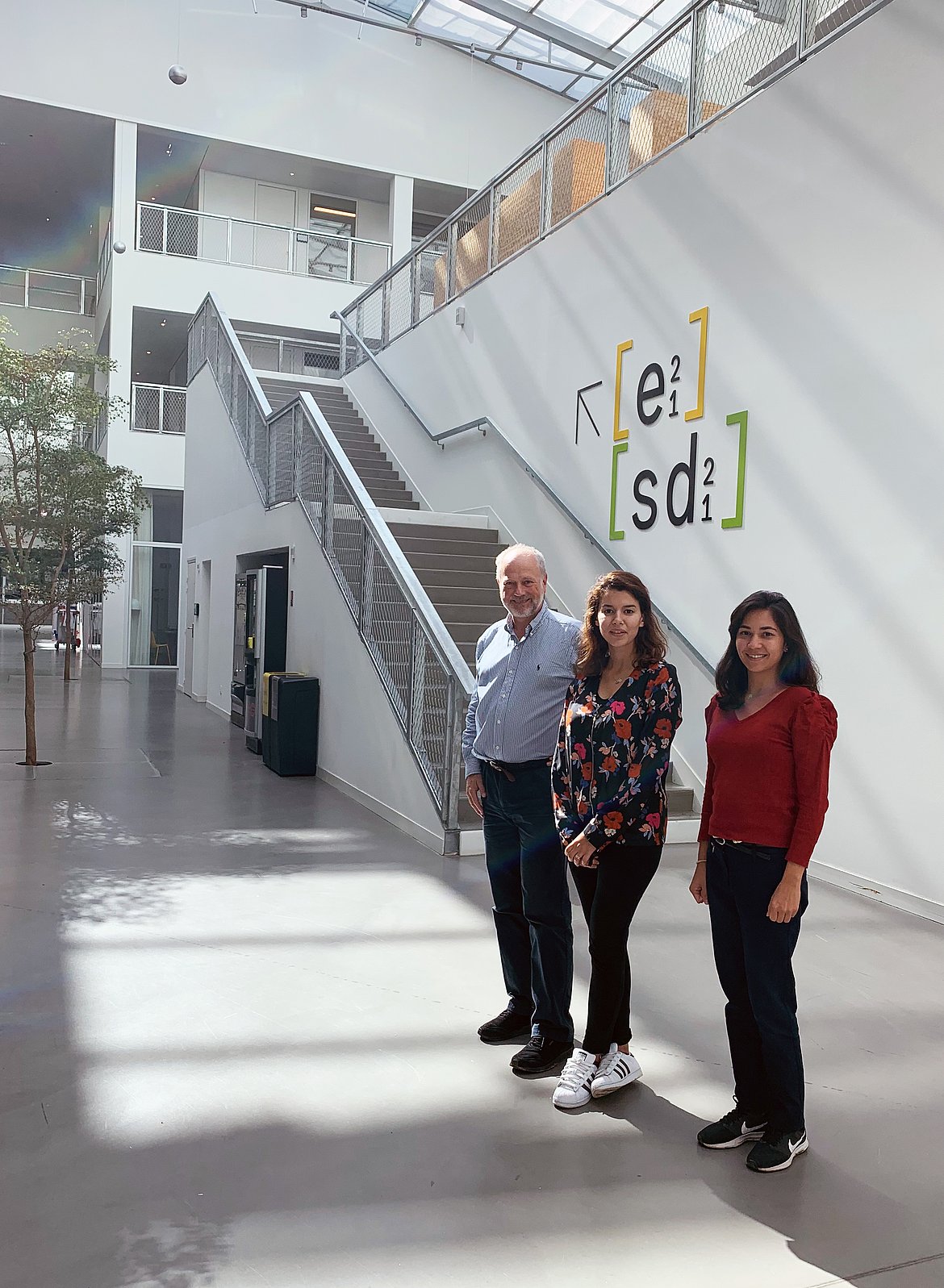 Eliane Horschutz Nemoto (ganz rechts) mit einer Kollegin sowie Professor Guy Fournier (ganz links) von der Fakultät für Technik an der Hochschule Pforzheim an der französischen  Universität Paris-Saclay. (Foto: Privat)