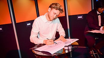 Peer Steffensen beim Zeichnen während des Sketch Battles.