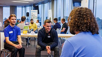 Studierende im Gespräch mit der Firma Süss MicroTech