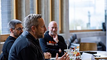 Mitarbeiter von der Firma Stihl an einem Tisch