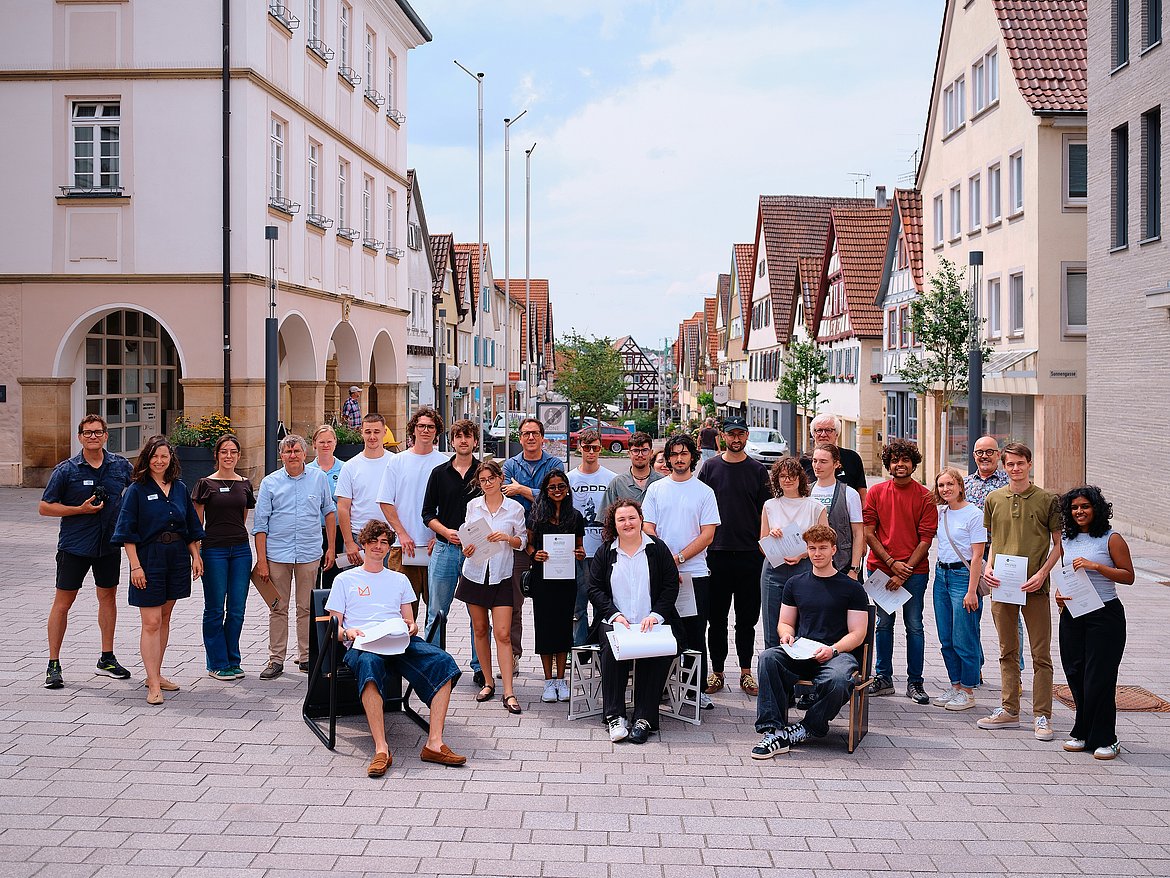 Grupper Studierender jubelt bei Präsentation in Marbach in Kamera