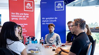 Studierende mit Unternehmensvertretern bei den Gruppengesprächen in der Osttribüne. 