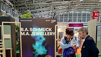 Menschen betrachten eine Ausstellung