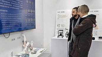 Cosima Striepe und Stefan Barth im Ausstellungsraum der Hunan School of Design, wo aktuelle Projekte präsentiert werden.