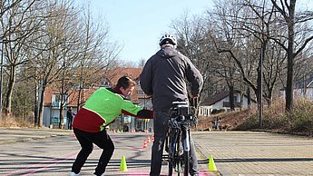 Probandenstudie des Forschungsprojekts „BikeAssist“ an der Hochschule Pforzheim: Mehr als 60 Frauen und Männer zwischen 60 und 84 Jahren absolvierten auf einem mit Sensoren und Messtechnik ausgestatteten Pedelec verschiedene Fahraufgaben. 