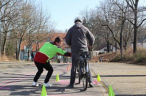 Probandenstudie des Forschungsprojekts „BikeAssist“ an der Hochschule Pforzheim: Mehr als 60 Frauen und Männer zwischen 60 und 84 Jahren absolvierten auf einem mit Sensoren und Messtechnik ausgestatteten Pedelec verschiedene Fahraufgaben. 