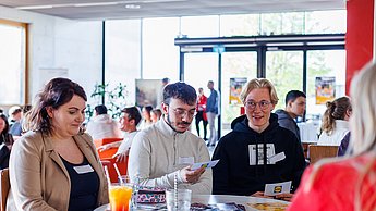 Studierende an einem Tisch
