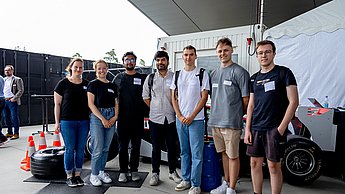 Studierendenteam mit Unternehmensvertretern