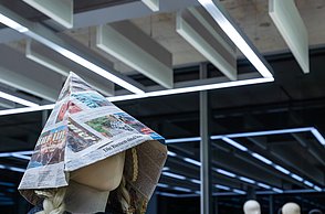 Eine Modepuppe bei der Ausstellung in der Bibliothek