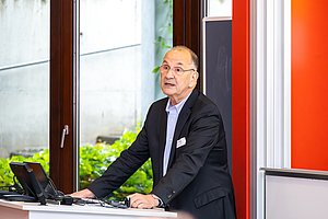 Prof Schmidt am Rednerpult