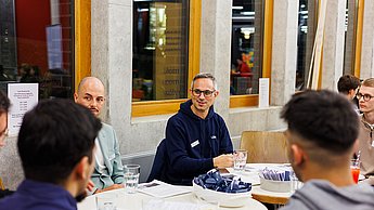 Unternehmensvertreter der LBBW Bank im Gespräch mit Studierenden