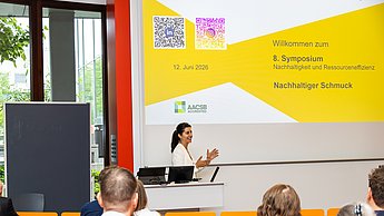 Eine Professorin hält die Eröffnungsrede.