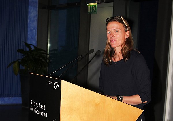 Prof. Dr. Kirsten Wüst am Rednerpult des Audimax