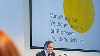 Der Rektor hält eine Rede.