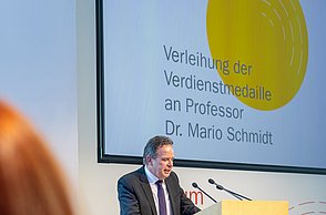 Der Rektor hält eine Rede.