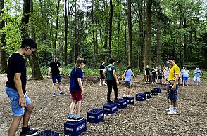 Kinder im Waldklettergarten