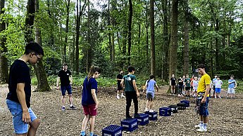 Kinder im Waldklettergarten