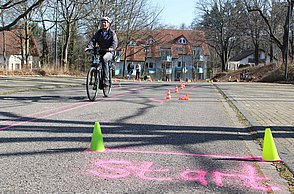 Probandenstudie des Forschungsprojekts „BikeAssist“ an der Hochschule Pforzheim: Mehr als 60 Frauen und Männer zwischen 60 und 84 Jahren absolvierten auf einem mit Sensoren und Messtechnik ausgestatteten Pedelec verschiedene Fahraufgaben. 