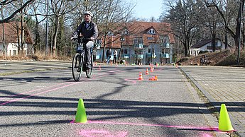 Probandenstudie des Forschungsprojekts „BikeAssist“ an der Hochschule Pforzheim: Mehr als 60 Frauen und Männer zwischen 60 und 84 Jahren absolvierten auf einem mit Sensoren und Messtechnik ausgestatteten Pedelec verschiedene Fahraufgaben. 