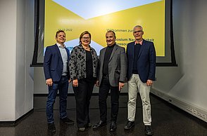 Martina Prox (2. v.l.), Professor Dr. Mario Schmidt (3. v.l.) und Dr. Roland Hischier (r.) wurden von Professor Dr. Claus Lang-Koetz (l.) herzlich im EMMA Kreativzentrum begrüßt (Foto: Cornelia Kamper/Hochschule Pforzheim)