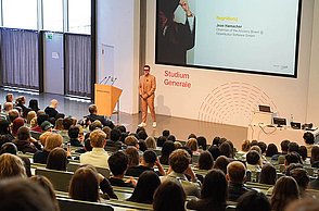 Jean Hamacher, Chairman of Advisory Board bei der Objektkultur Software GmbH und Alumnus der Business School Pforzheim hält eine beeindruckende Rede im voll besetzen Hörsaal