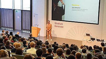 Jean Hamacher, Chairman of the Advisory Board at Objektkultur Software GmbH and an alumnus of Pforzheim Business School, delivers an impressive speech in a packed lecture hall