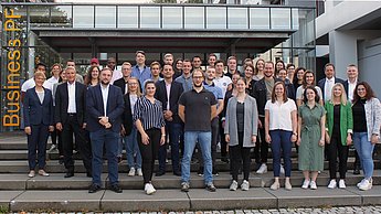 Herzlich willkommen: 37 neue Studierende in zwei berufsbegleitenden Masterstudiengängen der Hochschule Pforzheim. Zweite Reihe von vorne ganz rechts: Professor Matthias Weyer – neben ihm: Professor Ulrich Jautz, Rektor der Hochschule. Zweite Reihe von vorne, zweiter von links: Professor Dr. Stefan Foschiani.