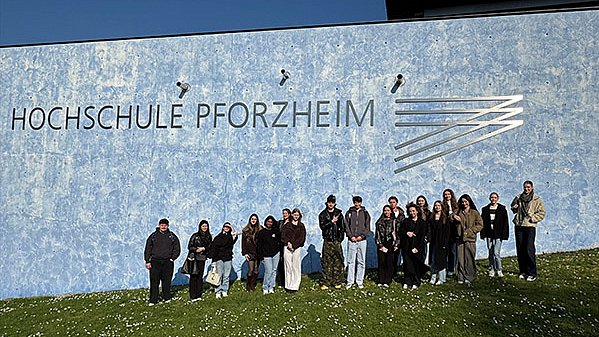 Studierende des ersten Semesters vor der Hochschule Pforzheim