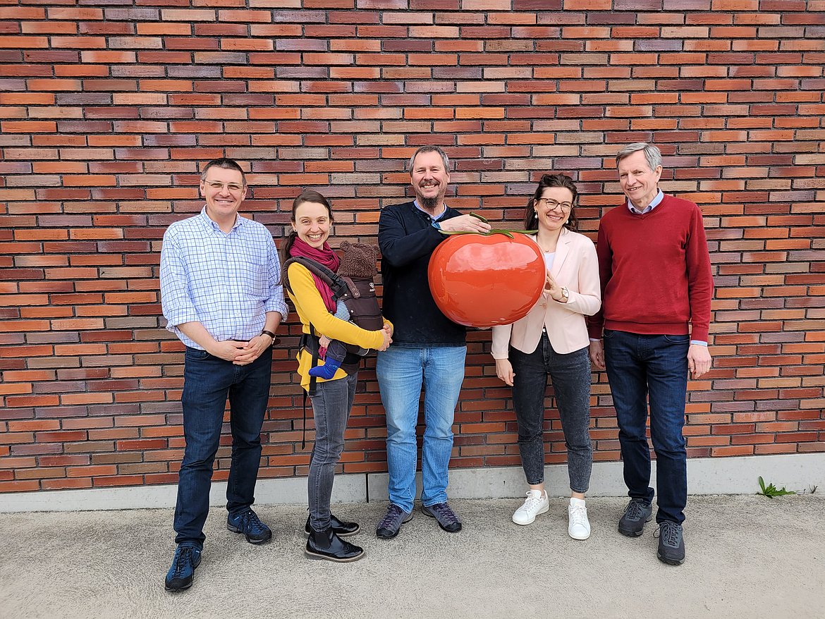 Beim KlimaFreizeit-Projektteam steht die Ernährung im Mittelpunkt: Johannes Häfele/Financial Coaching, Malina Bachert/Hochschule Pforzheim, Micha Schradi/Ev. Jugend auf dem Lande Baden-Württemberg, Julia Widmann/Landesjugendring Baden-Württemberg und Prof. Jörg Woidasky/Projektleiter, Hochschule Pforzheim (v. r. n. l).