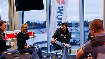 Studierende im Gespräch mit der Firma Würth