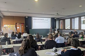 Prof. Dr. Liselotte Schebek referierend vor Teilnehmer:innen der Ökobilanzwerkstatt