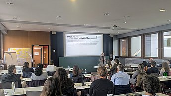 Prof. Dr. Liselotte Schebek referierend vor Teilnehmer:innen der Ökobilanzwerkstatt