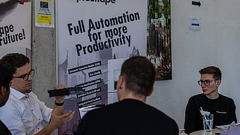 Firmenvertreter im Austausch mit Studierenden