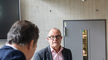 Rektor und Professor unterhalten sich