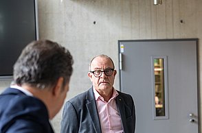 Rektor und Professor unterhalten sich