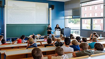 Kinder mit Studenten im Austausch.