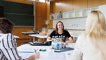 Drei Personen im Gespräch
