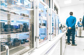 Die Fotos zeigen die Ausstattung der Labore des STI, technische Messgeräte, Mikroskope, Bildschirme und PCs sowie Arbeitsplätze.