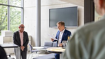 Rektor Dr. Jautz verleiht Dr. Herpich die Honorarprofessur.