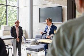 Rektor Dr. Jautz verleiht Dr. Herpich die Honorarprofessur.