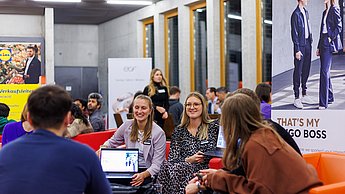 Vertreterinnen von Hugo Boss im Gespräch mit Studierenden